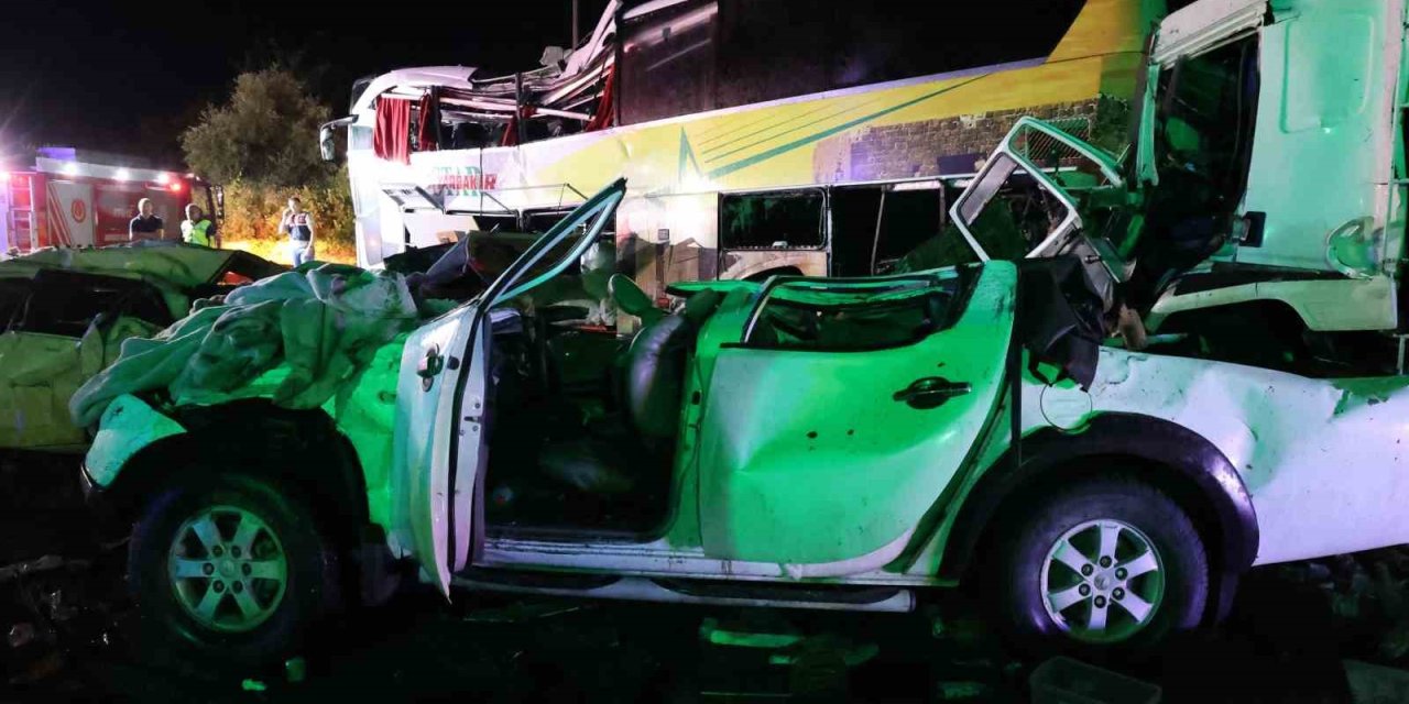 Bakan Yerlikaya: "Mersin’deki Kazada 10 Vatandaşımız Hayatını Kaybetti, 39 Vatandaşımız İse Yaralandı"