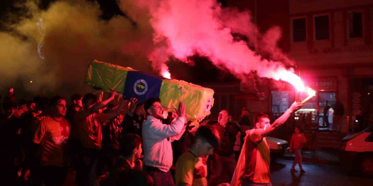 Fenerbahçe Bayraklı Tabutla Şampiyonluğu Kutladılar