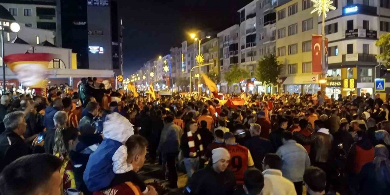 Bozüyük’te Galatasaray’ın Şampiyonluğu Coşkuyla Kutlandı
