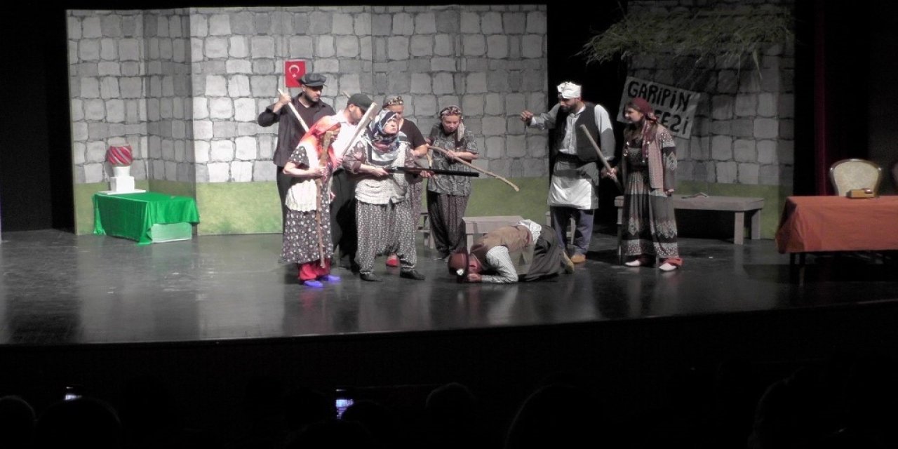 Dost Oyuncular "isyancılar"ı Oynadı