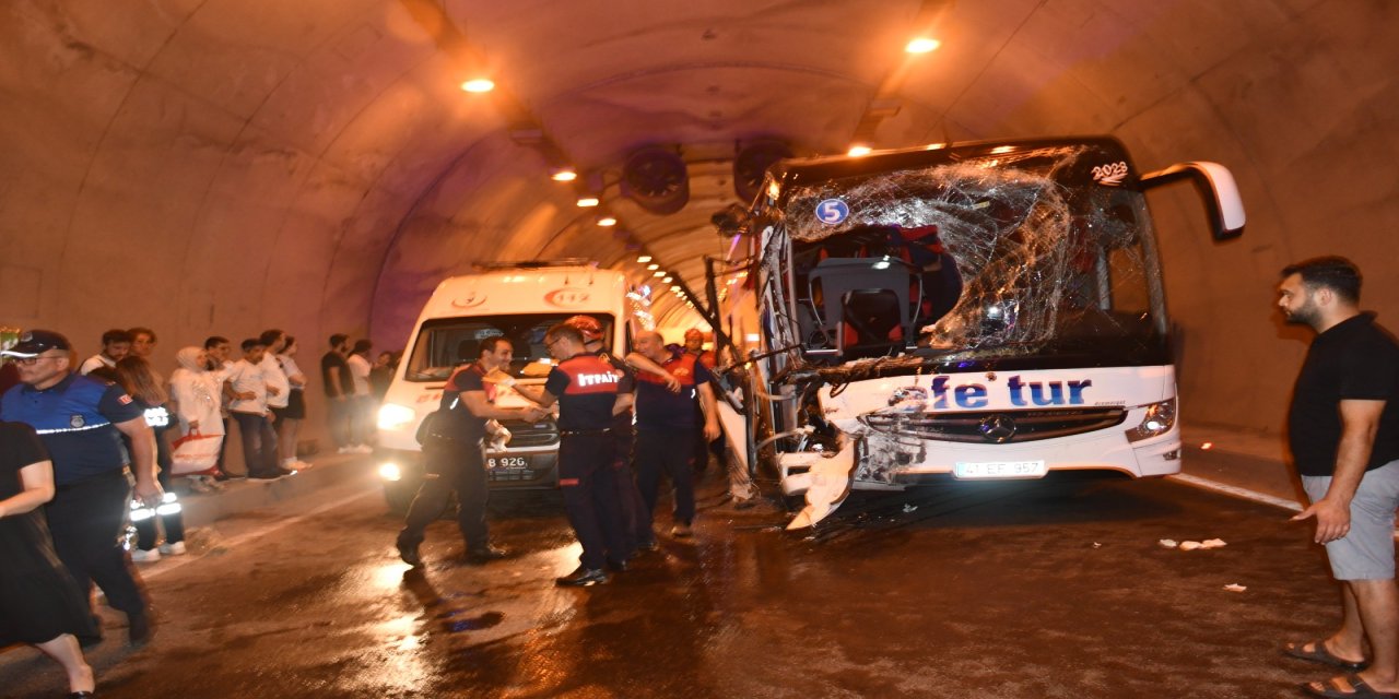 Zonguldak'ta Yolcu Otobüsü, Kamyona Çarptı; 4 Yaralı