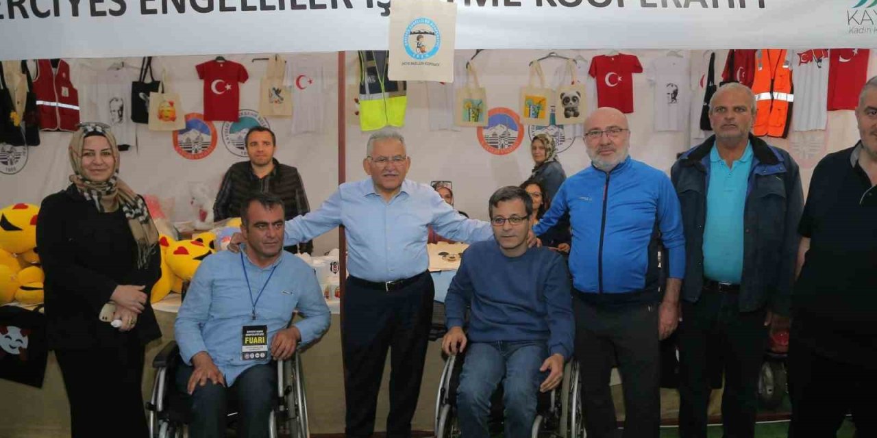 Başkan Büyükkılıç, Kayseri 2. Kadın Kooperatifleri Fuarı Ve Yöresel Ürünler Fuarı’nı Ziyaret Etti