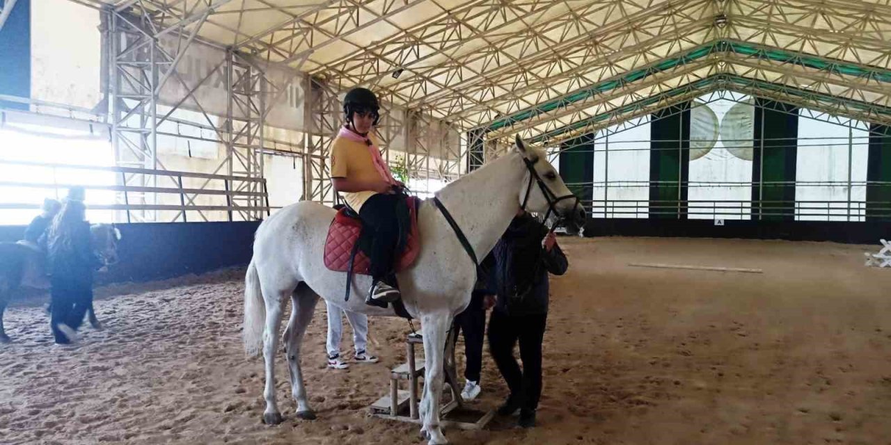 İzciler Ata Binmenin Keyfini Yaşadı
