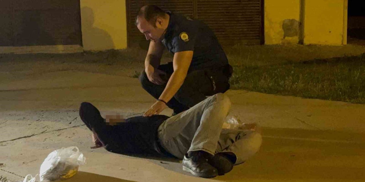 Alkol Komasına Girip Kaldırıma Başını Çarptı, Yardıma Gelenlerden Sigara İstedi