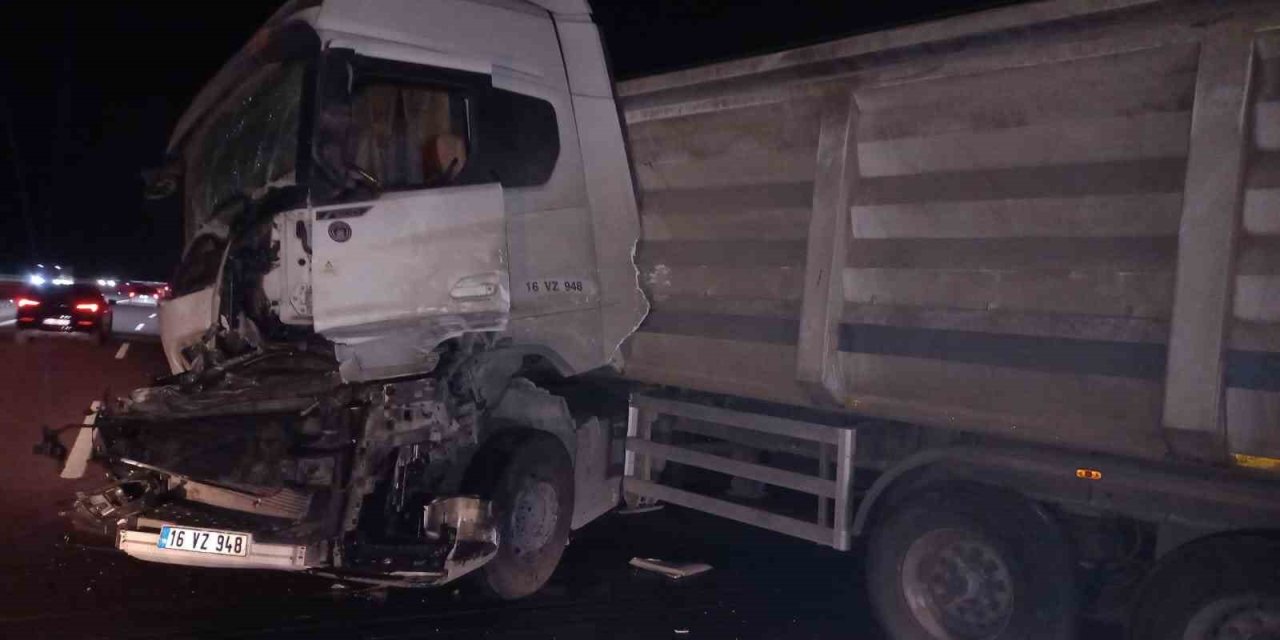 Yalova’da Tır Kamyona Arkadan Çarptı: 1 Yaralı