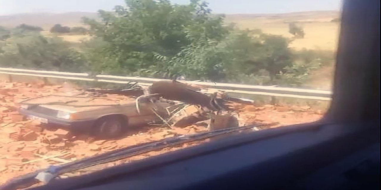 Tır'daki Tuğlalar, Otomobilin Üzerine Döküldü: 2 Yaralı