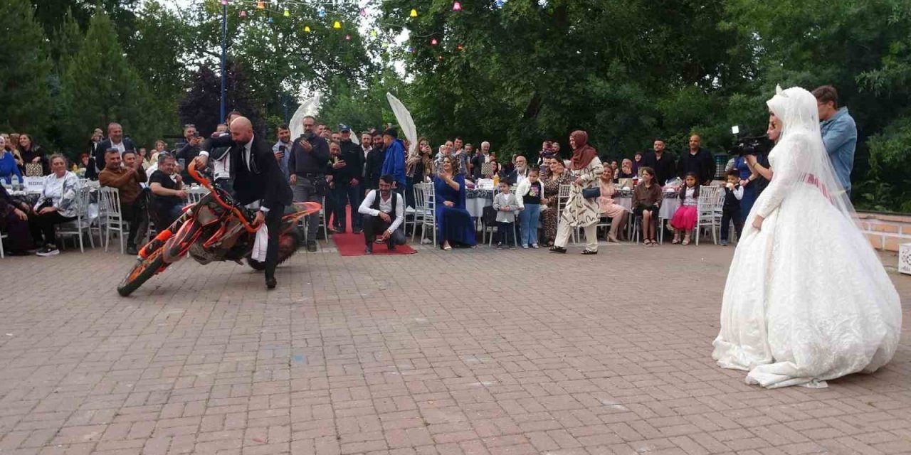 Enduro Motosiklet Tutkunu Genç Düğününde Sahnede Şov Yaptı