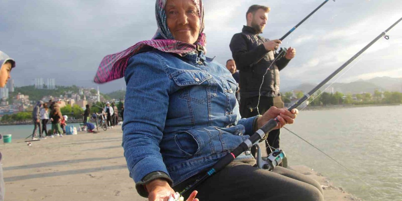 77 Yaşındaki Kadın, Evlat Acısını Balık Tutma Hobisi İle Dindiriyor