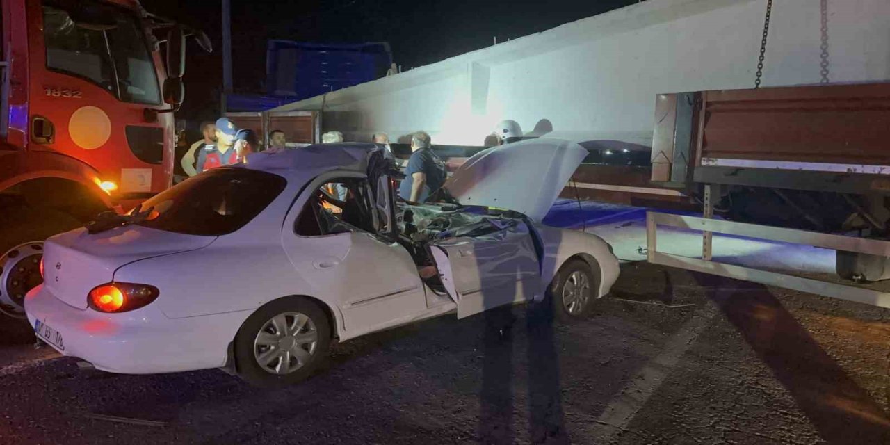 Tırın altına giren otomobilin sürücüsü ağır yaralandı