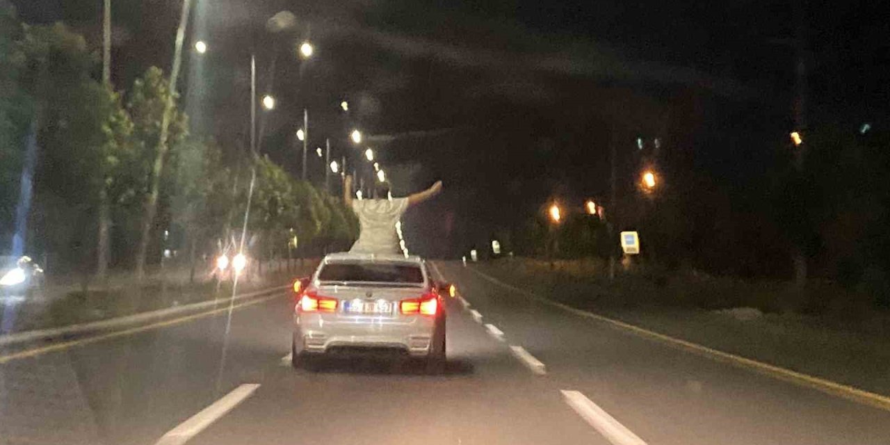 Otomobil Tavanında Tehlikeli Yolculuk