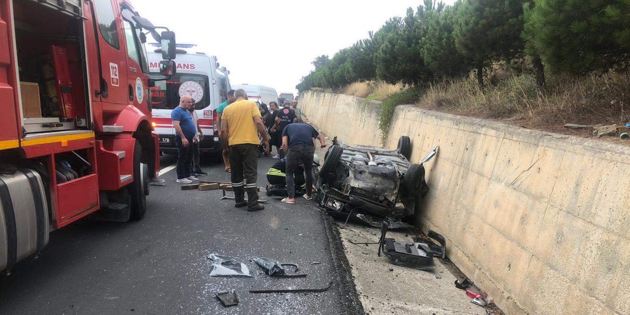 Otomobil, İstinat Duvarına Çarptı; 2'si Çocuk, 4 Yaralı