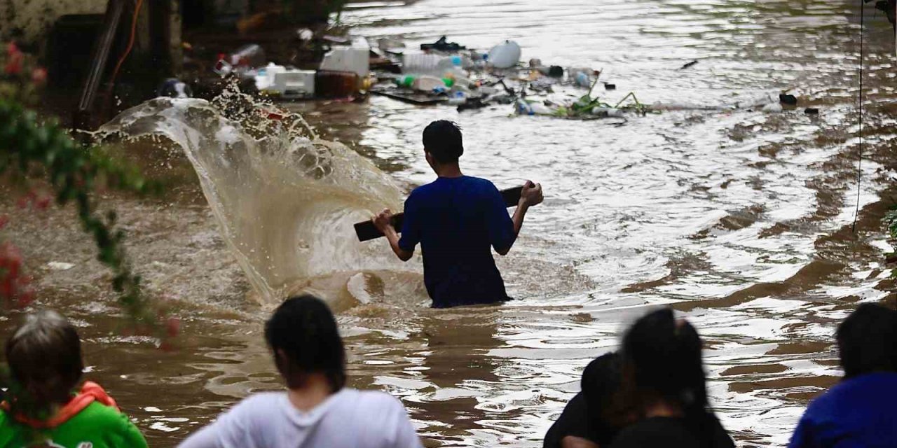 Filipinler’i Aghon Tayfunu Vurdu: 3 Ölü, 7 Yaralı