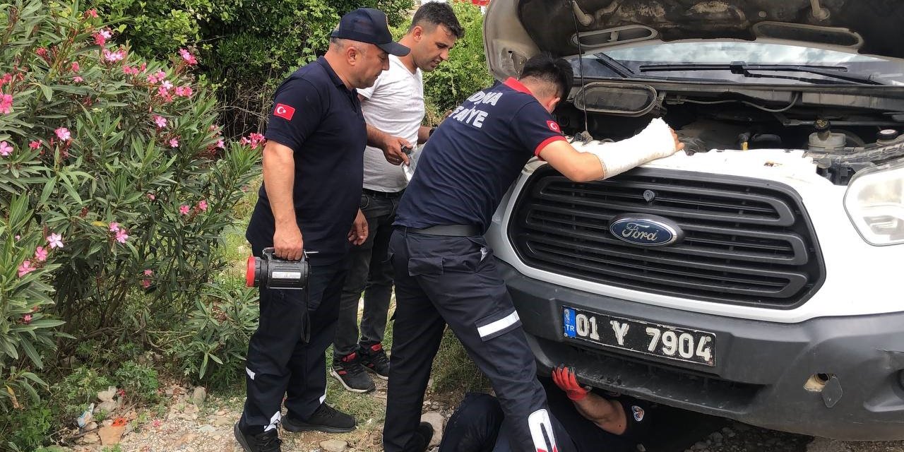Kozan’da Aracın Motoruna Giren Kediyi Cankur Ekipleri Kurtardı