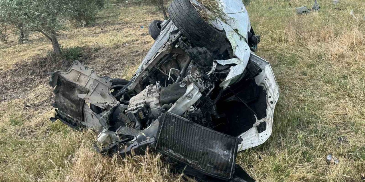 Zeytin Bahçesine Devrilen Otomobildeki 5 Kişi Yaralandı