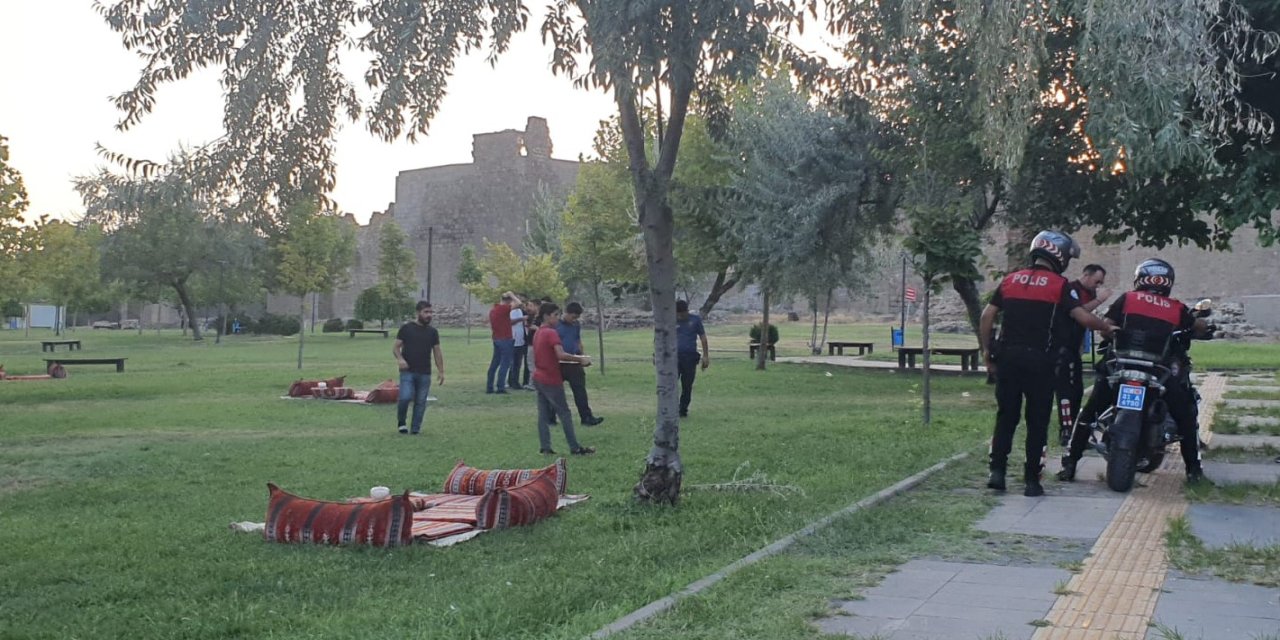 Kız Arkadaşıyla Çay Bahçesindeyken Tartıştığı Kişinin Silahlı Saldırısına Uğradı