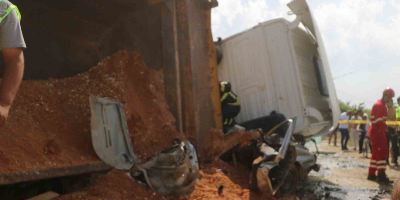 Devrilen Hafriyat Kamyonu Otomobili Ezdi: 3 Yaralı