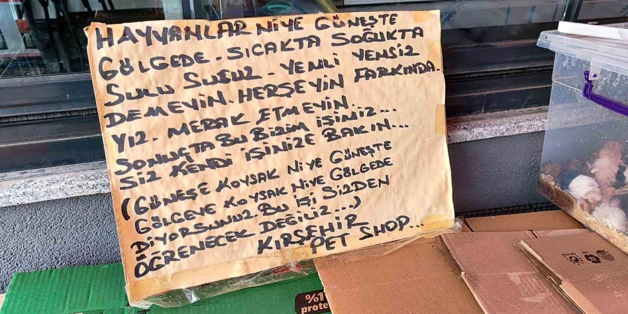 İşine Karışanlara Sinirlenen Esnaf, Çareyi Pankart Asmakta Buldu