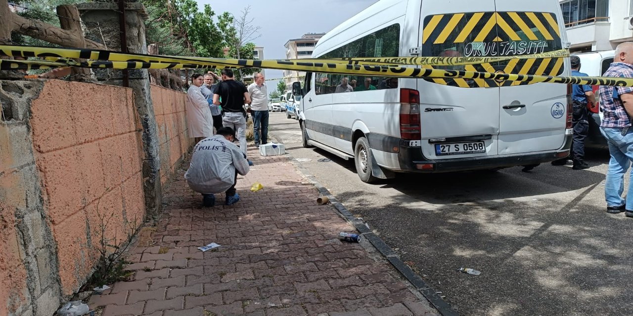 Tartıştığı arkadaşını servis minibüsünde tabancayla öldürdü