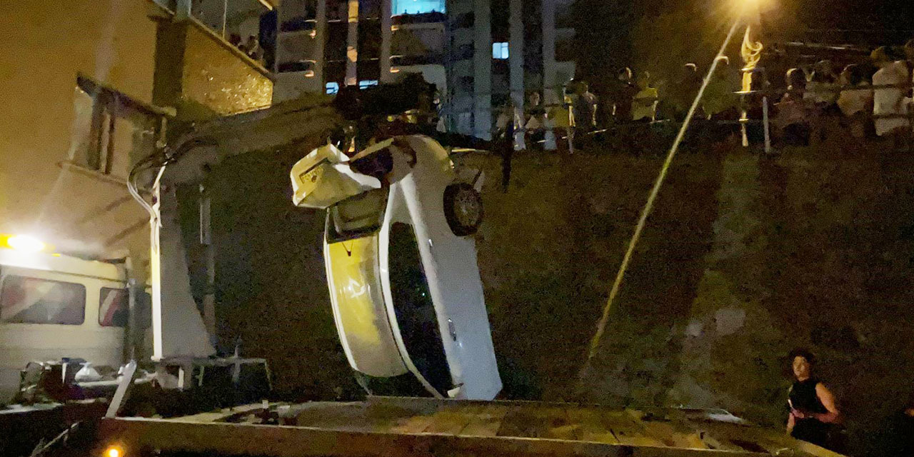 Trabzon'da otomobil yol ile apartman arasındaki boşluğa düştü: 2 yaralı