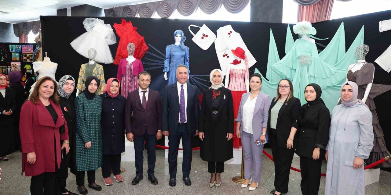 Sultangazi Sanat Ve Mesleki Eğitim Kurs Merkezleri’nde Kadınların Yaptığı El Emeği Ürünler Sergilendi