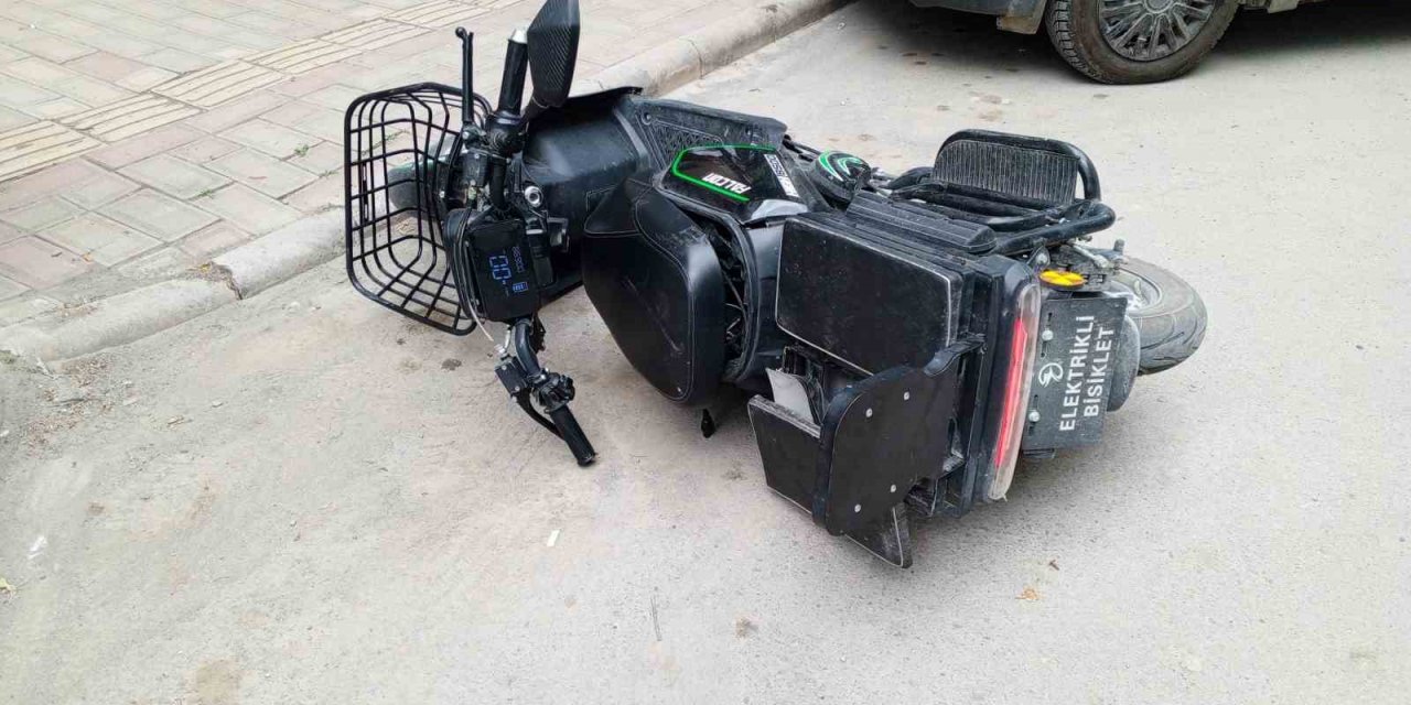 Otomobilin Çarptığı Elektrikli Bisiklet Sürücüsü Yaralandı
