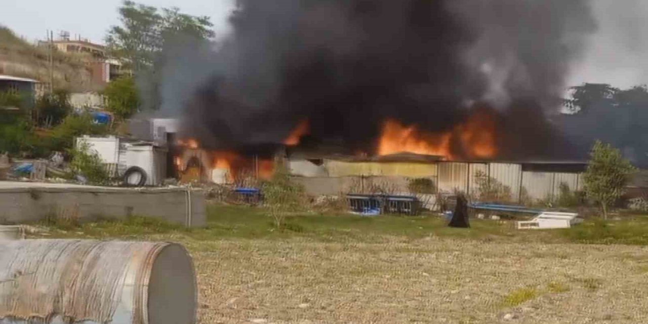 Depremzede Vatandaşların Yaşadığı 6 Konteyner Ve Baraka Alevlere Teslim Oldu