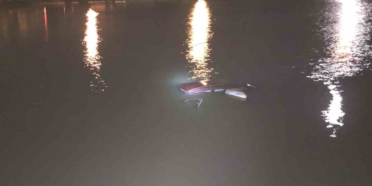 Tekirdağ’da Otomobili İle Gölete Uçan Sürücü Yüzerek Kurtuldu