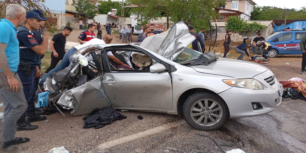 Otomobil, TIR ile çarpıştı: 2 ölü, 3 yaralı
