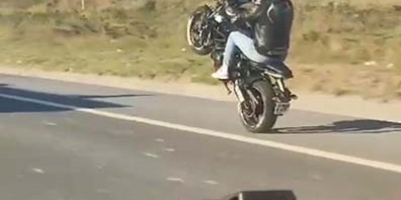 İstanbul’da Trafikte Tek Teker Yolculuk Yapan Motosikletliler Kamerada