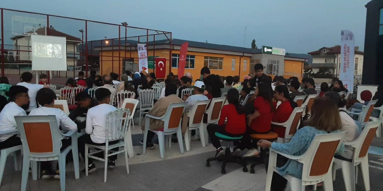 Açık Hava Sinema Etkinliğinde Gençler Buluşuyor