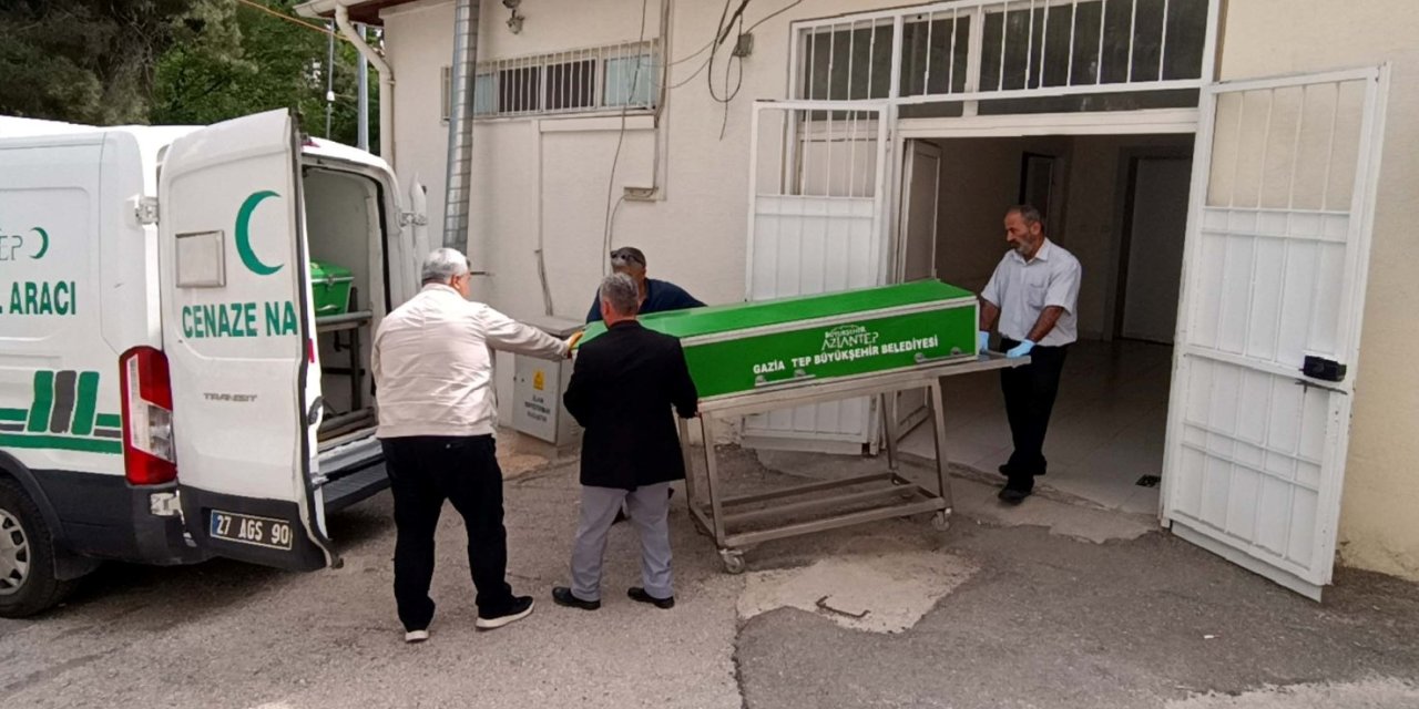 Traktörün Çarptığı Duvarın Altında Kalan Dede Ve Torunu Öldü