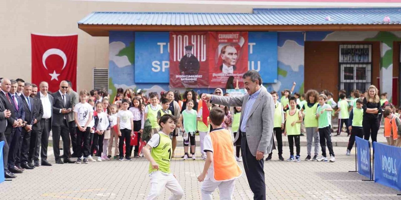 Bakan Tekin, ’dünya Oyun Oynama Günü’nde Öğrencilerle Oyun Oynadı