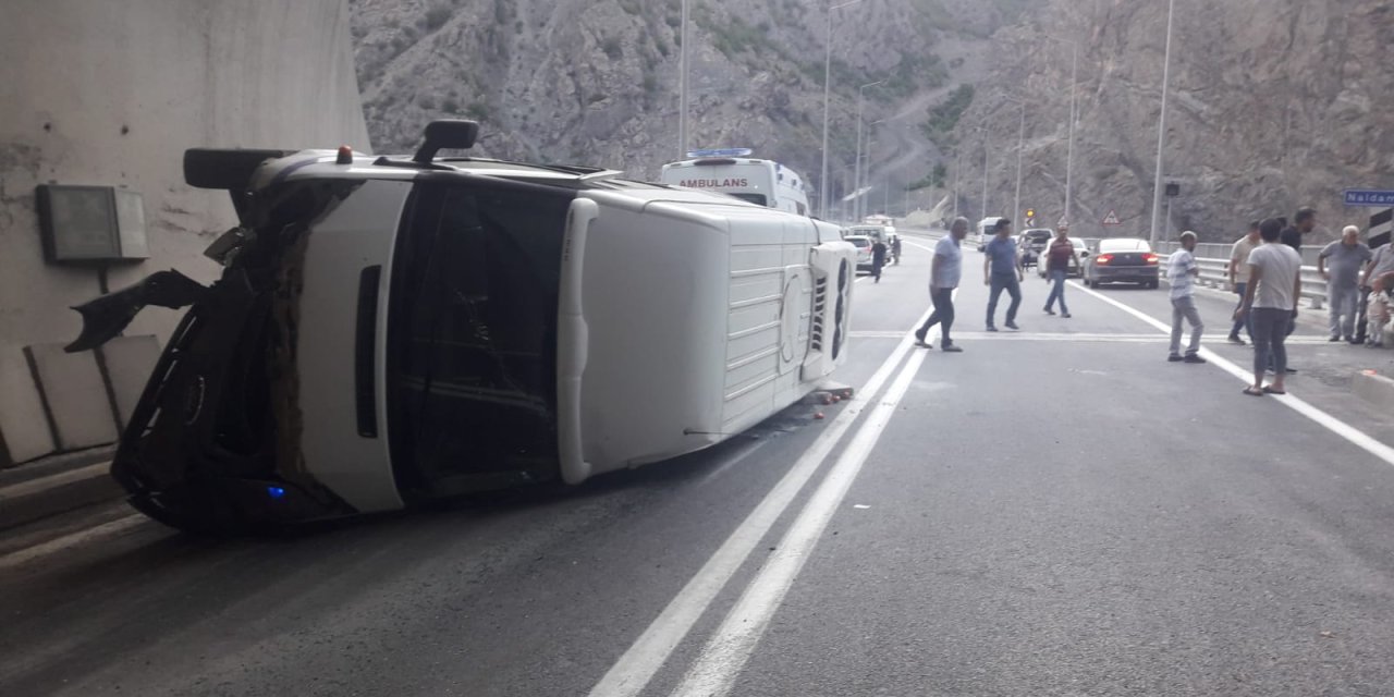 Artvin'de, Düğüne Gidenleri Taşıyan Minibüs Devrildi; 15 Yaralı
