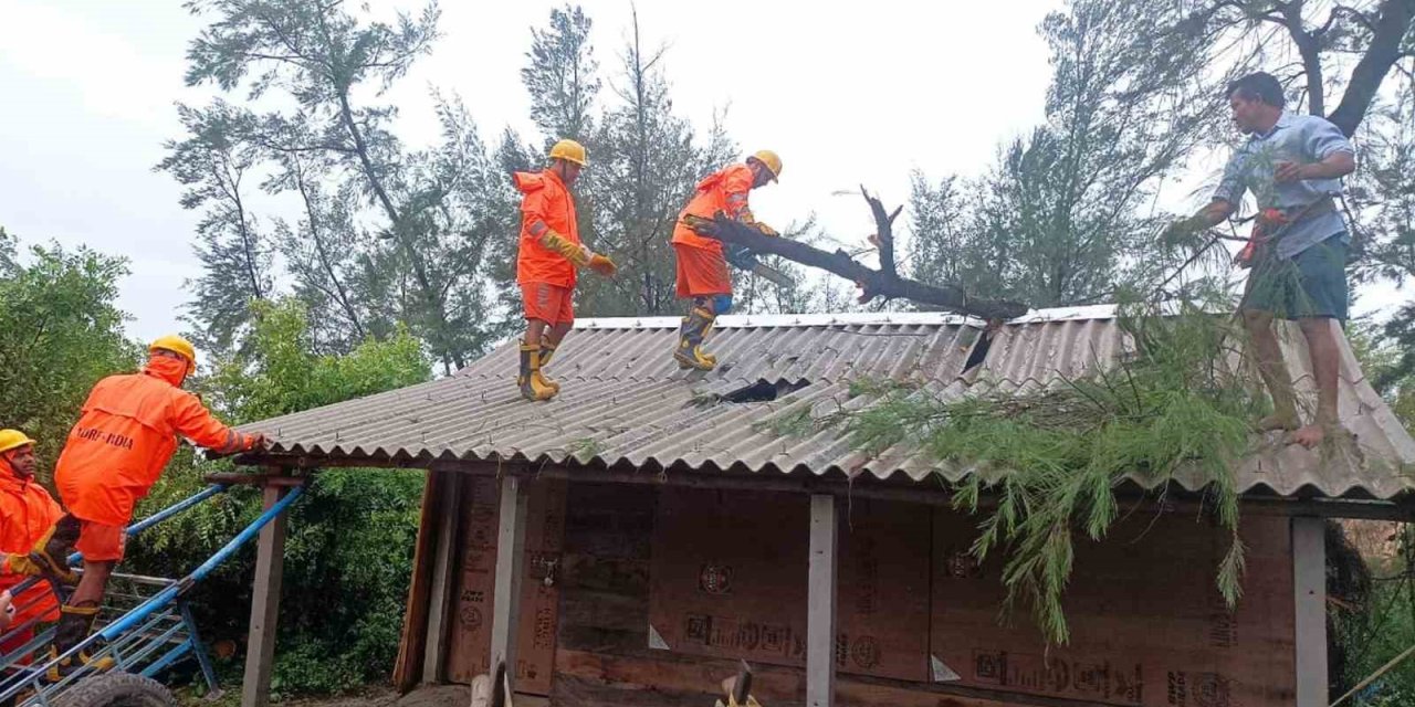 Hindistan’ı Vuran Kasırgada Can Kaybı 23’e Yükseldi