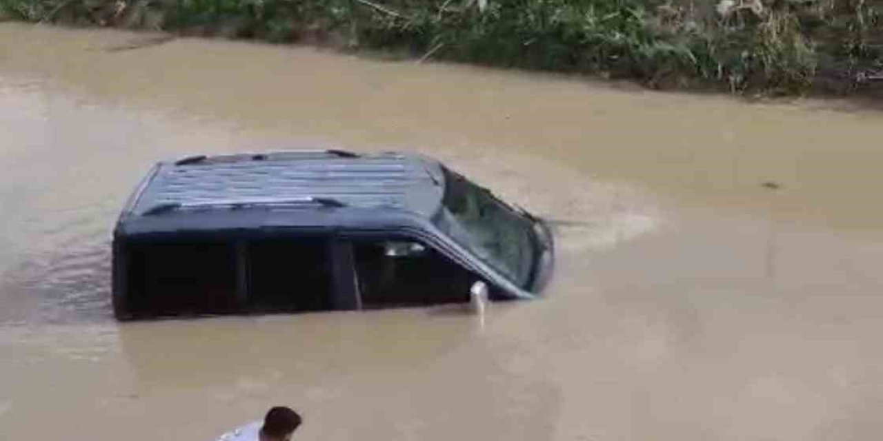 Iğdır’da Direksiyon Hakimiyetini Kaybeden Sürücü Su Kanalına Uçtu