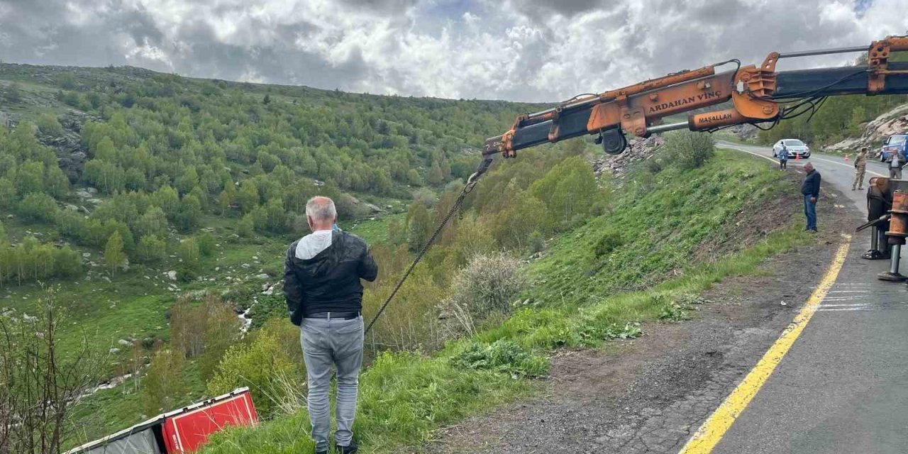 Ardahan’da Virajı Alamayan Tır Şarampole Yuvarlandı