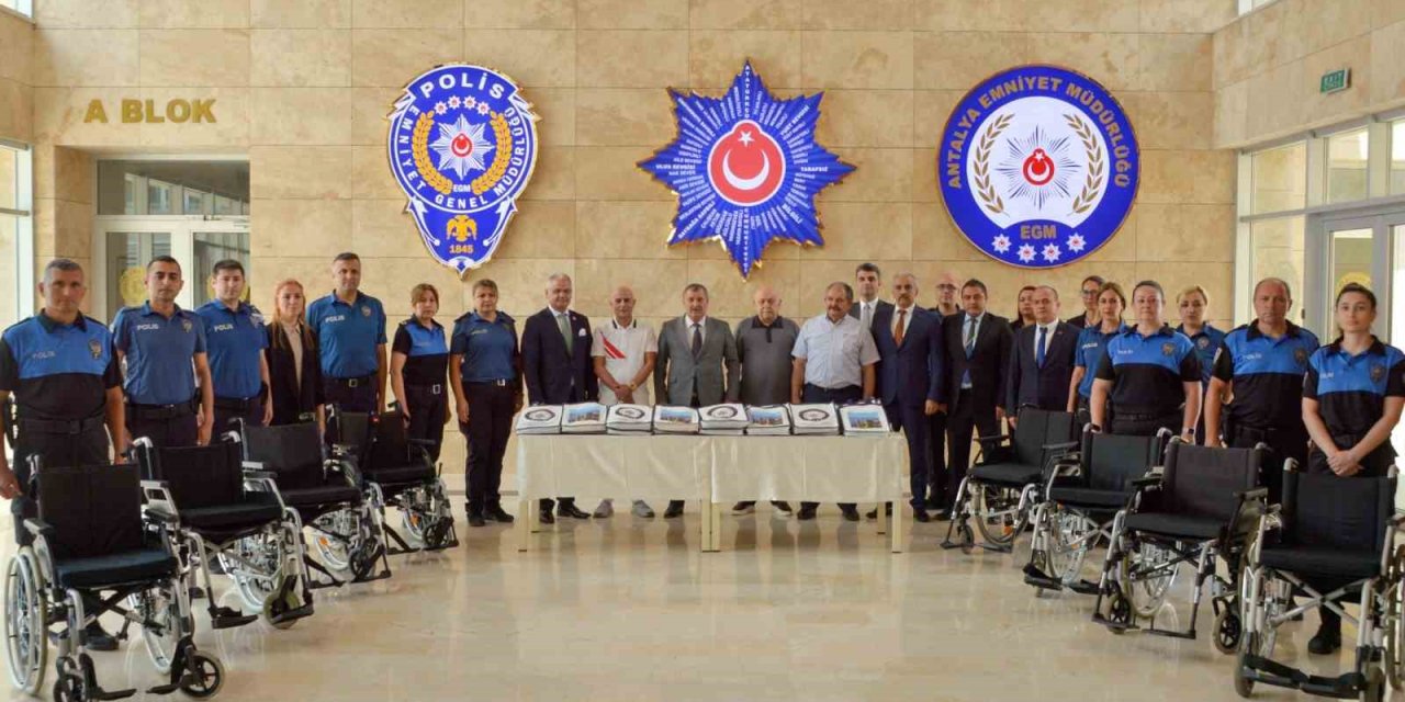 İhtiyaç Sahiplerine Ulaştırılmak Üzere Antalya Emniyeti’ne Tekerlekli Sandalye Ve Kıyafet Desteği
