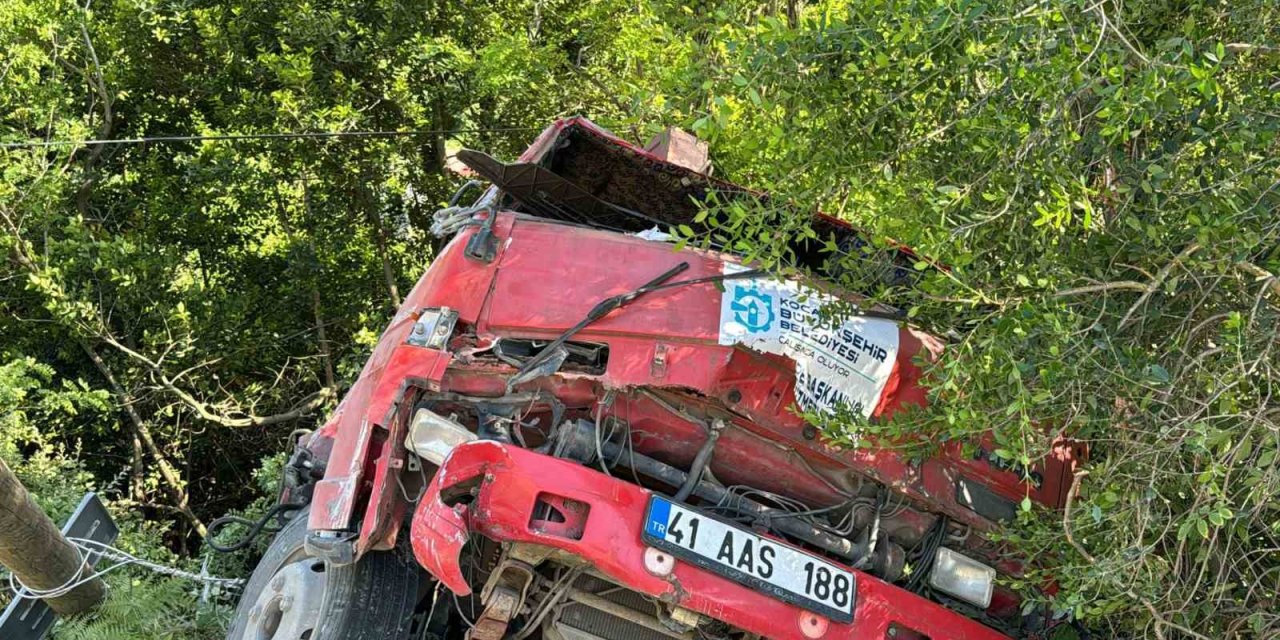 Sarıyer’de Bariyerleri Aşan Vinç Şarampole Uçtu: 2 Yaralı