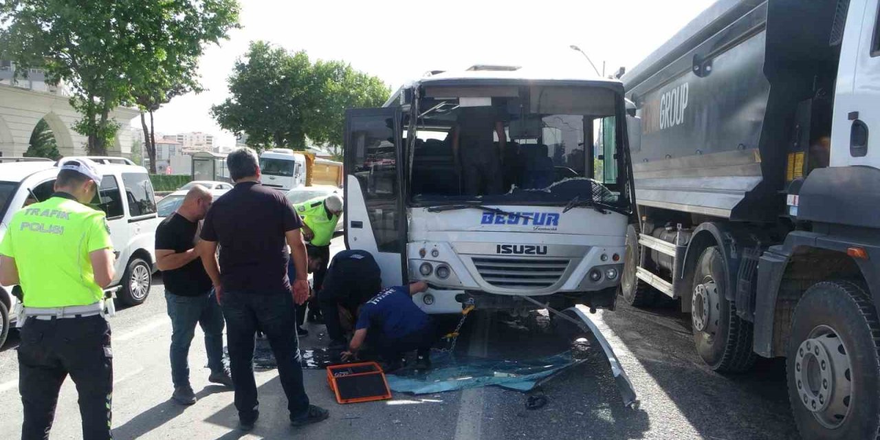 Üç Aracın Karıştığı Kazada 1 Kişi Yaralandı