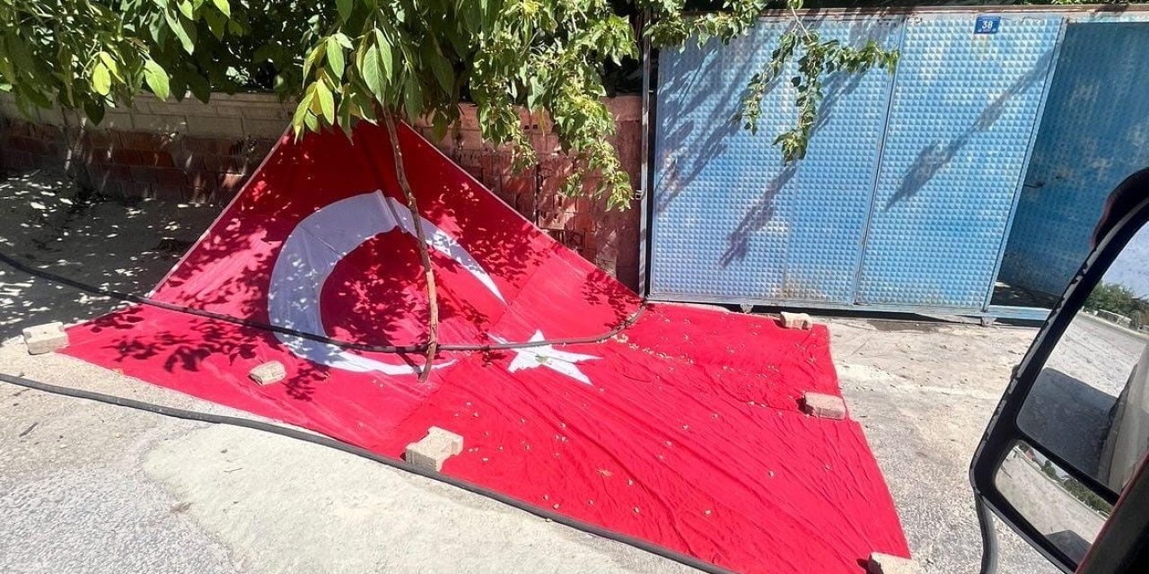 Bayrağı Yere Serip Dutların Düşmesini Beklediler