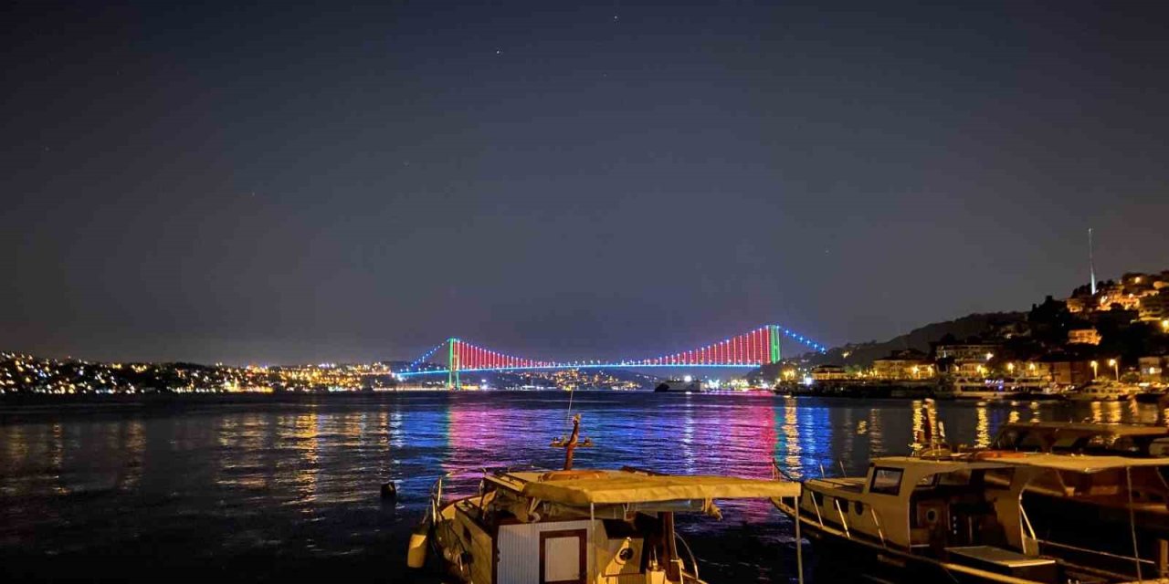 İstanbul’da Köprüler Azerbaycan Bayrağının Renkleriyle Aydınlatıldı