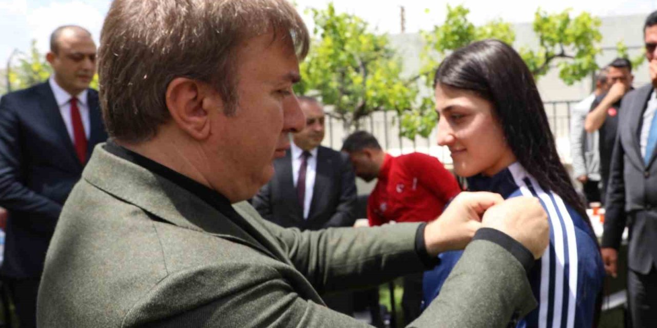 Bakü’de Gümüş Madalya Kazanan Elvira’yı Vali Aydoğdu Tebrik Etti