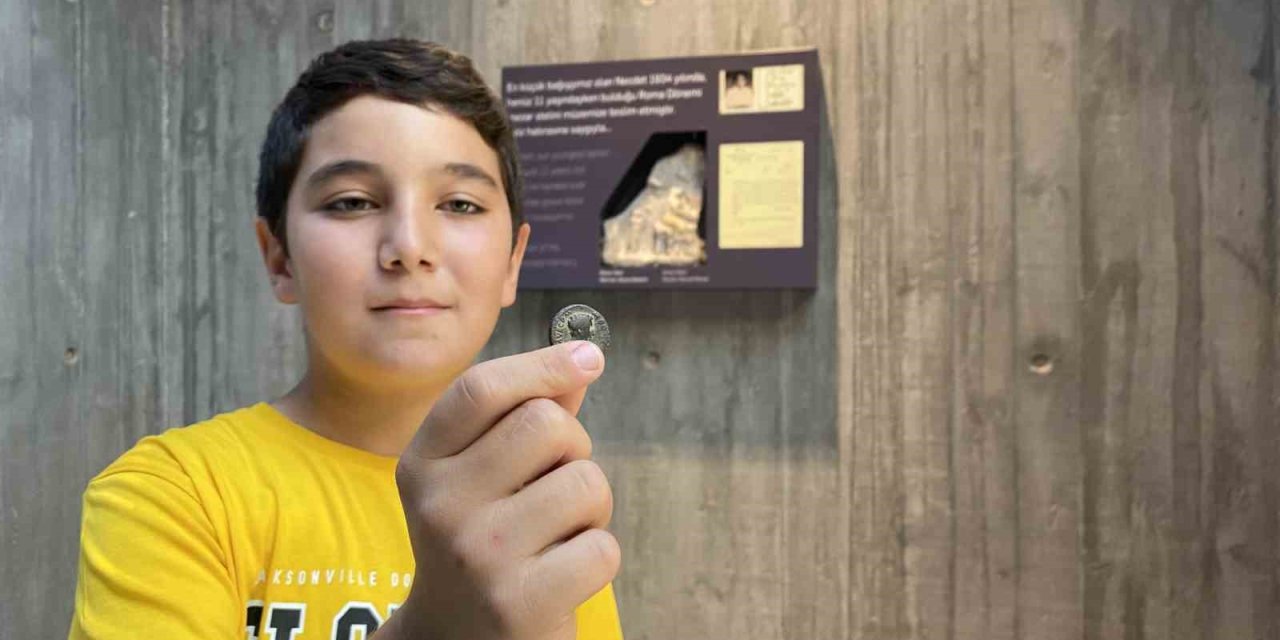 Roma Dönemine Ait 2 Bin Yıllık Sikke Buldu, Müzenin En Küçük Eser Bağışçısı Oldu