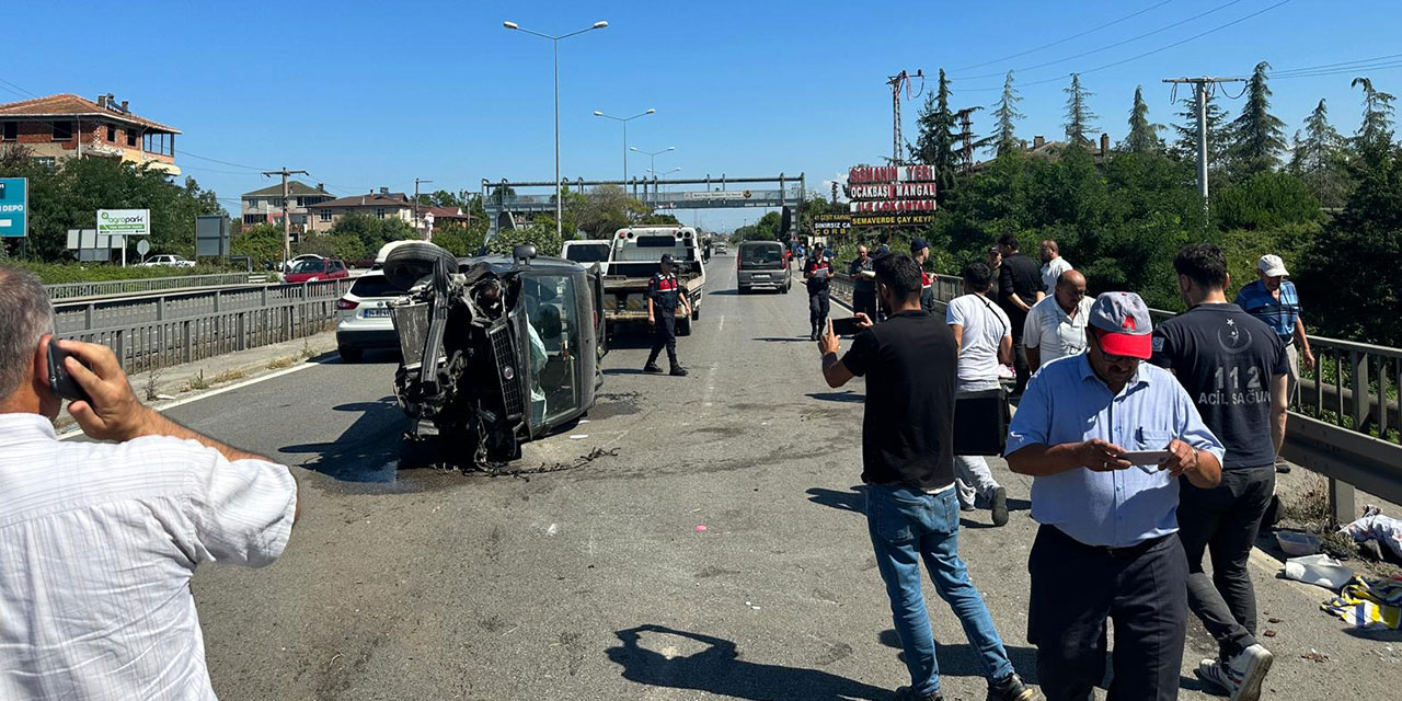 Hafif ticari araç yol kenarındaki otomobile çarptı: 8 yaralı