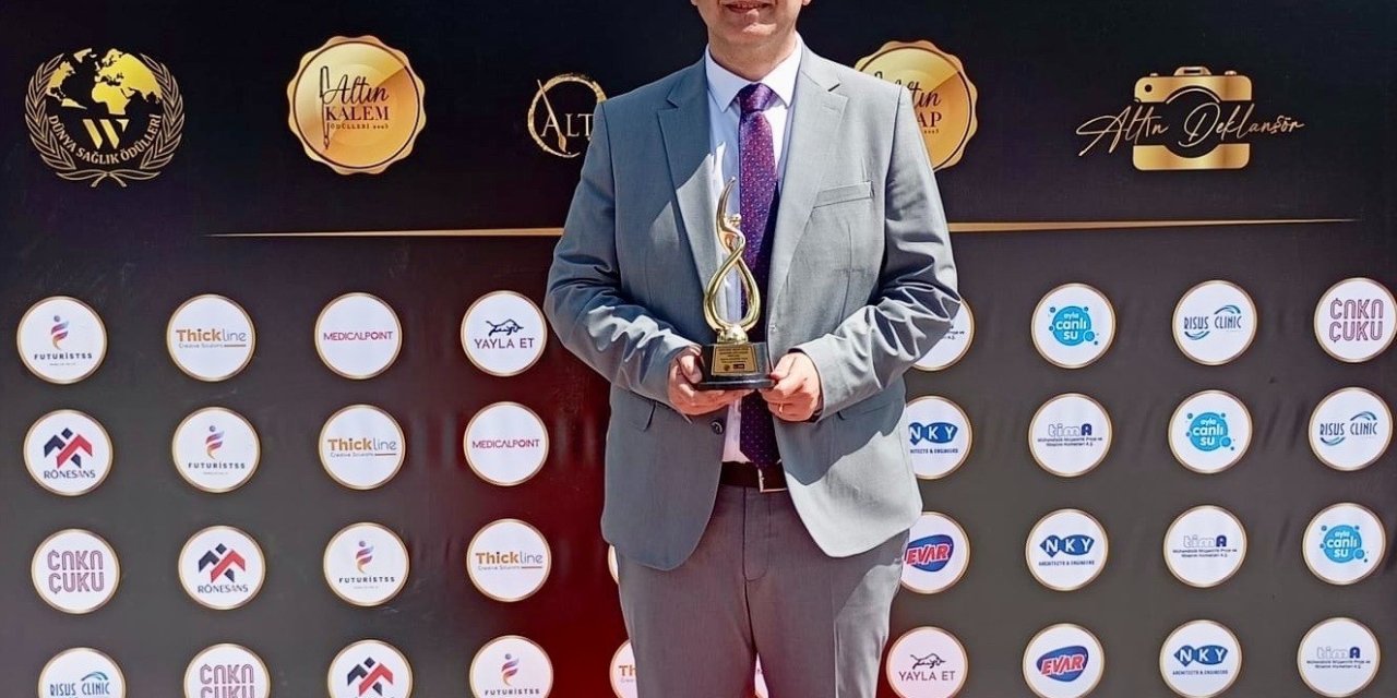 Yılın Akademik Altın Kalem Ödülünün Sahibi Oldu
