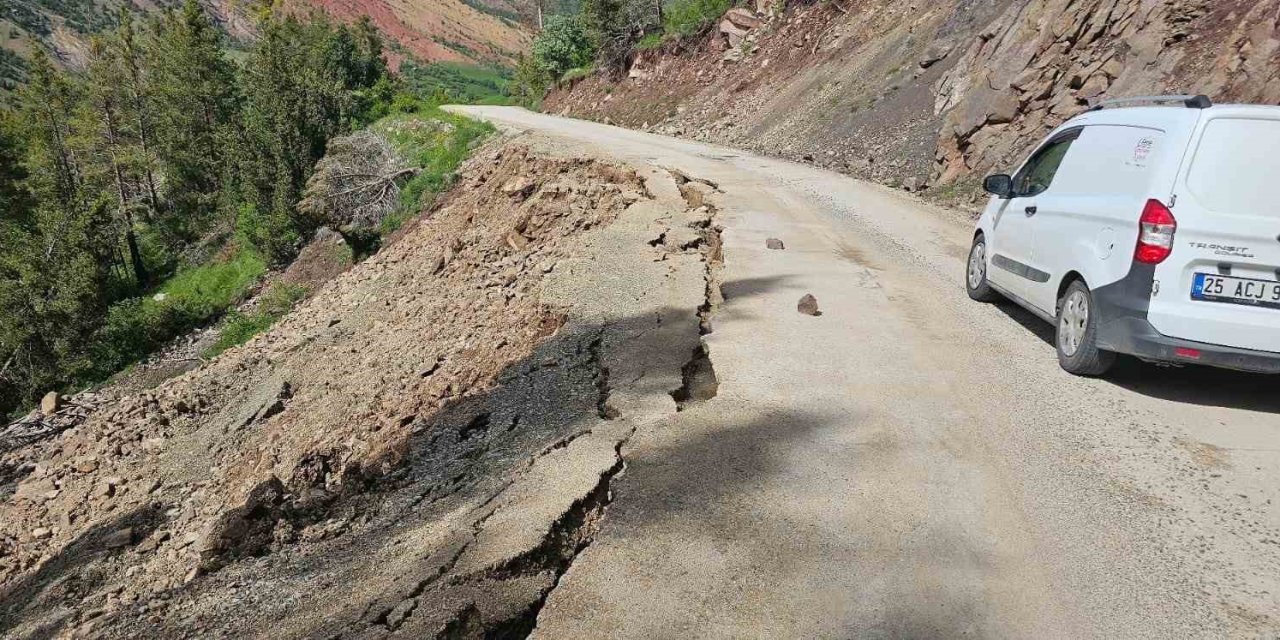 Yolda Oluşan Dev Yarıklar Korkutuyor