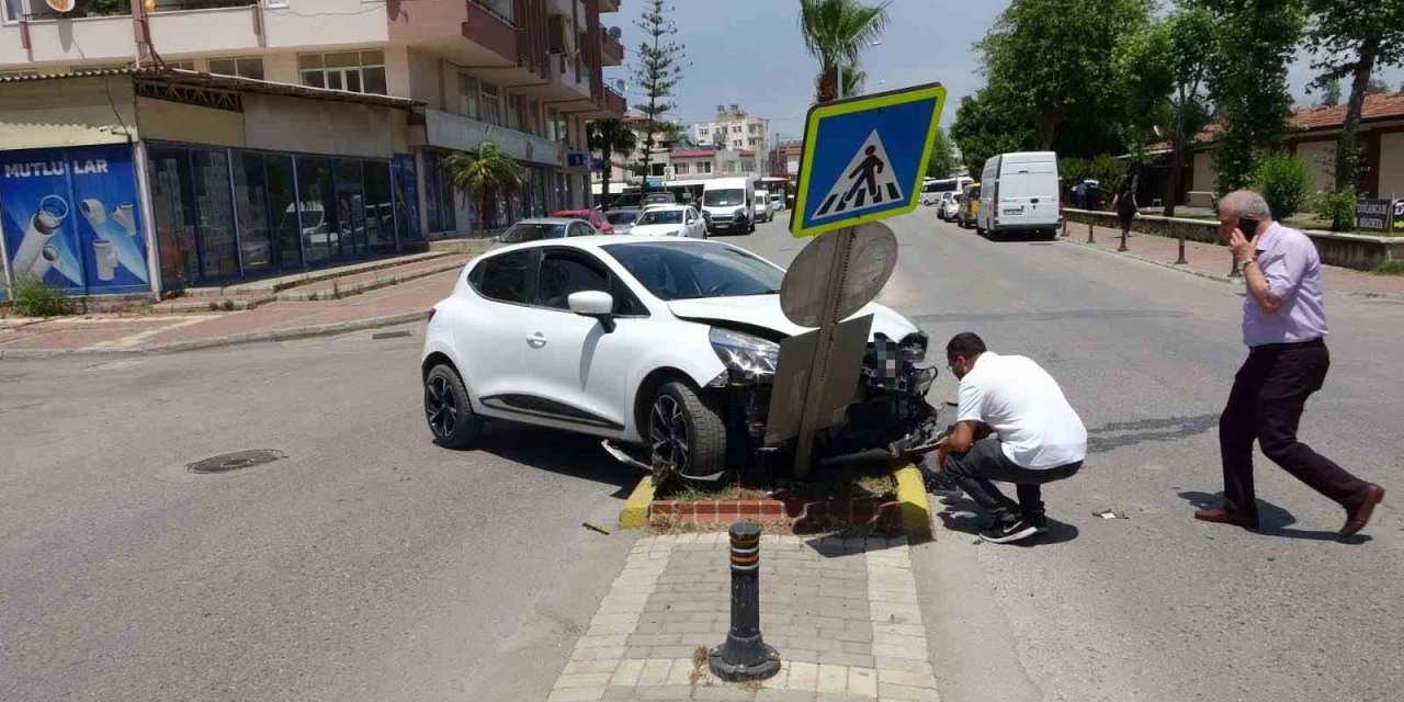 Kaza Yapan Otomobil, Trafik Levhasına Çarparak Durabildi