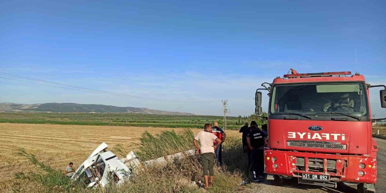 Hatay’da Tarlaya Uçan Tırın Şoförü Yaralandı