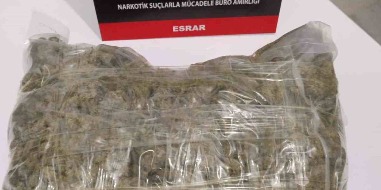 Bursa’da Polislerden Kaçmaya Çalışan Sürücünün Üzerinde 824 Gram Esrar Ele Geçirildi