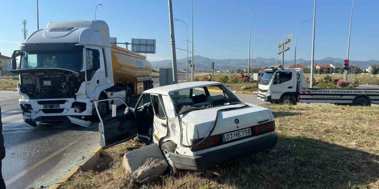 Kırmızı Işık İhlali Yapan Çekici Otomobile Çarptı, 3 Yaralı